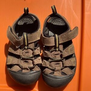 KEEN Sandal toddler size 1 brown with black sole great condition